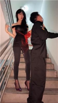 【调教视频】【佳佳】深夜楼道教训保安狗 bf56691